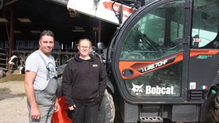 Pour Cyril Baty, le président de la Cuma, et Clare Meers la responsable de l’activité manutention, le chargeur Bobcat TL38.70 HF répond bien aux attentes des différents adhérents.