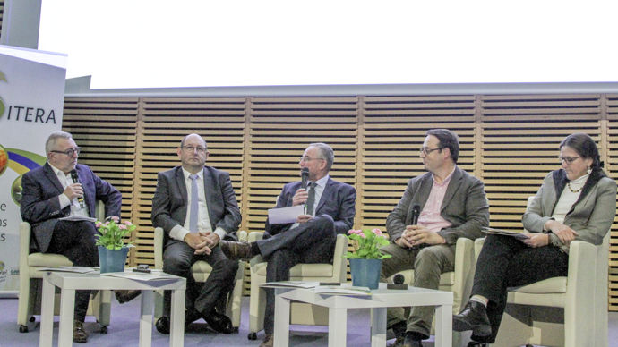 De gauche à droite : Philippe Legueltel, animateur, Stéphane Carel et Pascal Desvages, DG et président de la coopérative de Creully, Jérôme Charpentier, président de Sevépi et de Sitera, et Anne-Laure Paumier, directrice adjointe d’Intercérales, lors de l'assemblée générale de la coopérative de Creully, jeudi 28 novembre, à Caen (Calvados).