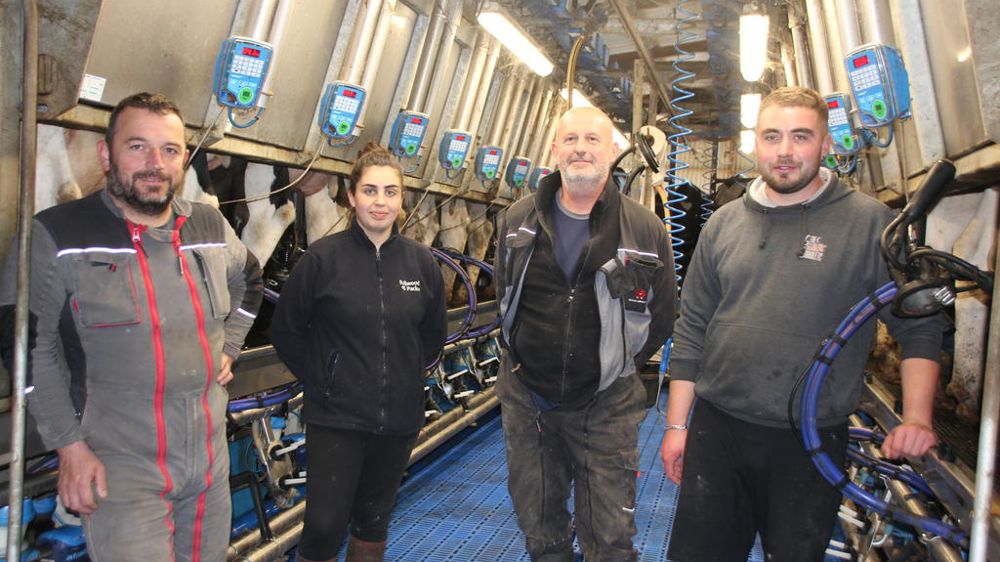 Les quatre membres du Gaec des Cariolets (Sylvain Guilbaud, Camille Labedie, René Louérat et Victor Bouhier) ont opté pour une salle de traite de seulement 2x10 postes afin de pouvoir bénéficier d’équipements haut de gamme.