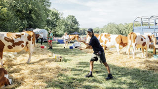 Le film "Vingt Dieux" sort le 11 décembre et raconte l'histoire de Totone, 18 ans, qui veut remporter le prix du meilleur comté de la région (30 000€), pour subvenir à ses besoins et à ceux de sa petite sœur, après le décès de leur père. Le film "Vingt Dieux" sort le 11 décembre et raconte l'histoire de Totone, 18 ans, qui veut remporter le prix du meilleur comté de la région (30 000€), pour subvenir à ses besoins et à ceux de sa petite sœur, après le décès de leur père.