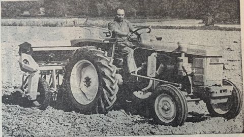 Tracteur Renault "Super 5 D" à Tracto-Control, fonctionnant en contrôle position avec un semoir Gougis type SB. Tracteur Renault "Super 5 D" à Tracto-Control, fonctionnant en contrôle position avec un semoir Gougis type SB.