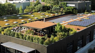 L’Adivet écrit actuellement un guide sur les toitures biosolaires, capables d’accueillir des panneaux photovoltaïques tout en laissant place à la végétation. L’Adivet écrit actuellement un guide sur les toitures biosolaires, capables d’accueillir des panneaux photovoltaïques tout en laissant place à la végétation.