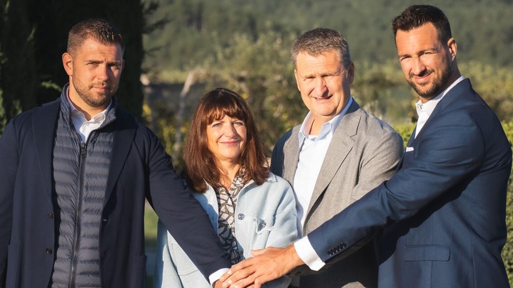 L'entreprise familiale OvinAlp compte atteindre un chiffre d'affaires de 50 M€ d'ici 2030. De gauche à droite : Bastien Giovale, directeur opérationnel, Chantal Giovale, directrice, Eric Giovale, PDG, et Mathieu Giovale, directeur stratégie et développement.