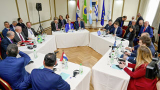 Une « clause de rééquilibrage » a été ajoutée à l'accord de libre-échange avec le Mercosur. Une « clause de rééquilibrage » a été ajoutée à l'accord de libre-échange avec le Mercosur.