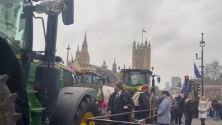 Les paysans britanniques se sont rassemblé devant Westminster pour s'opposer à l’impôt sur la succession et la fin de l'exonération des droits de succession. Les paysans britanniques se sont rassemblé devant Westminster pour s'opposer à l’impôt sur la succession et la fin de l'exonération des droits de succession.