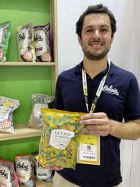 Matthieu Maisons, producteur de pommes de terre, présente ses chips au curry de l'île de la Réunion.