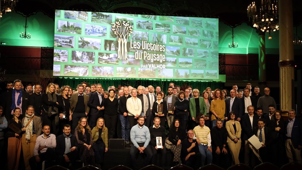 Les équipes lauréates (maîtres d’ouvrage publics et privés, paysagistes concepteurs, pépiniéristes…), réunies sur la scène de la Salle Wagram, à Paris, le mercredi 11 décembre 2024.