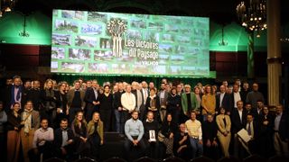 Les équipes lauréates (maîtres d’ouvrage publics et privés, paysagistes concepteurs, pépiniéristes…), réunies sur la scène de la Salle Wagram, à Paris, le mercredi 11 décembre 2024.