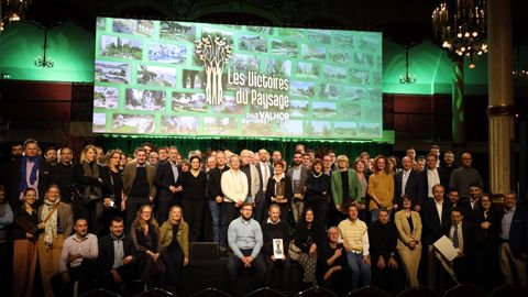 Les équipes lauréates (maîtres d’ouvrage publics et privés, paysagistes concepteurs, pépiniéristes…), réunies sur la scène de la Salle Wagram, à Paris, le mercredi 11 décembre 2024. Les équipes lauréates (maîtres d’ouvrage publics et privés, paysagistes concepteurs, pépiniéristes…), réunies sur la scène de la Salle Wagram, à Paris, le mercredi 11 décembre 2024.
