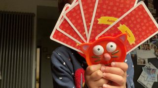 Un porte-cartes aide les tout-petits à jouer à leurs premiers jeux de cartes. Un porte-cartes aide les tout-petits à jouer à leurs premiers jeux de cartes.