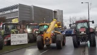 Les manifestants ont garé une vingtaine de tracteurs aux abords du Parlement européen dans un concert de klaxons, le 19 décembre 2024. Les manifestants ont garé une vingtaine de tracteurs aux abords du Parlement européen dans un concert de klaxons, le 19 décembre 2024.