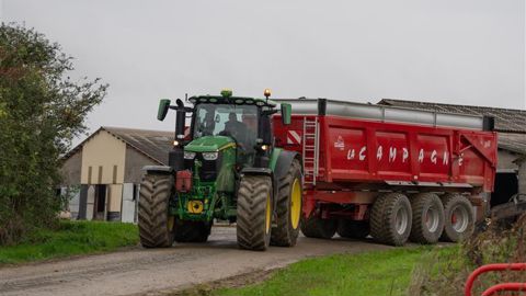 Sur le parcours routier, le John Deere 6R 250 a consommé 22,05 L/h en moyenne. Sur le parcours routier, le John Deere 6R 250 a consommé 22,05 L/h en moyenne.