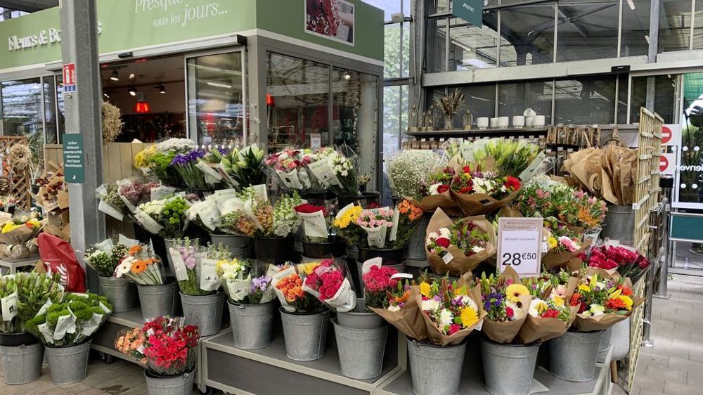 Au-delà du respect du cadre législatif et réglementaire stricts, entre bonnes pratiques, labellisations, traçabilité, expérimentations… les acteurs de la filière s’engagent dans de multiples actions pour produire des fleurs coupées plus saines. Au-delà du respect du cadre législatif et réglementaire stricts, entre bonnes pratiques, labellisations, traçabilité, expérimentations… les acteurs de la filière s’engagent dans de multiples actions pour produire des fleurs coupées plus saines.
