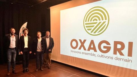 De gauche à droite, Matthieu Guiho, directeur de Sèvre et Belle, Pascal Manteau, directeur de CEA Loulay, Vincent Chantecaille, président de Sèvre et Belle, et Vincent Touzot, président de CEA Loulay, devant le logo de la nouvelle entité Oxagri.