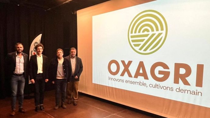 De gauche à droite, Matthieu Guiho, directeur de Sèvre et Belle, Pascal Manteau, directeur de CEA Loulay, Vincent Chantecaille, président de Sèvre et Belle, et Vincent Touzot, président de CEA Loulay, devant le logo de la nouvelle entité Oxagri.