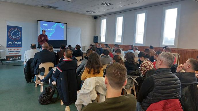 Le 12 décembre, le groupe Bernard (avec à la tribune Christophe Bessard, responsable du service agronomie) a réuni les agriculteurs et les partenaires du projet Agr'eau écologie pour faire un état des lieux de son avancement.