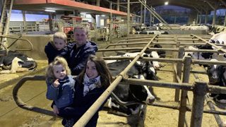 Mathilde Pupin et Edouard Bigot, conjoints et associés, assurent l’astreinte de l’élevage un week-end sur trois, en alternance avec leurs apprentis et salariés. Et le temps de traite libéré par les deux robots est réinvesti dans le suivi du troupeau.