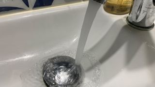 En 2023, 74,7 % de la population a été alimentée en permanence par de l’eau respectant les limites de qualité réglementaires pour les pesticides et métabolites. En 2023, 74,7 % de la population a été alimentée en permanence par de l’eau respectant les limites de qualité réglementaires pour les pesticides et métabolites.