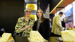 Federica (la mère) et Chiara (la fille) Dall’Aglio ventent l’effet prix des quotas laitiers et du consortium qui lui permettent de valoriser leur lait de 20 à 30 % au-dessus de leur coût de production. Federica (la mère) et Chiara (la fille) Dall’Aglio ventent l’effet prix des quotas laitiers et du consortium qui lui permettent de valoriser leur lait de 20 à 30 % au-dessus de leur coût de production.