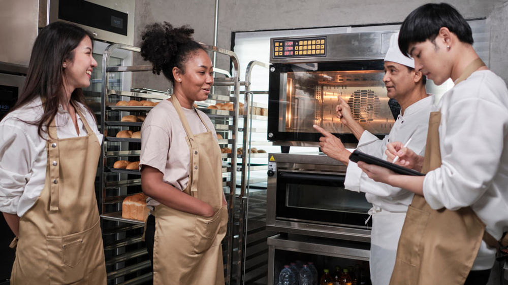 L'aide à l’embauche d’apprentis sera maintenue en 2025 mais son montant, abaissé, différera en fonction de la taille de l’entreprise.