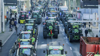 En février 2024, des centaines de tracteurs venus de plusieurs pays ont envahi les rues de Bruxelles pour mettre la pression sur la Commission européenne En février 2024, des centaines de tracteurs venus de plusieurs pays ont envahi les rues de Bruxelles pour mettre la pression sur la Commission européenne