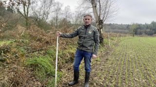 Au printemps 2024, Yves Rolland, éleveur à Paimpont (Ille-et-Vilaine), a dû clôturer 14 ha supplémentaires, soit 2 jours de travail à 5 personnes. Au printemps 2024, Yves Rolland, éleveur à Paimpont (Ille-et-Vilaine), a dû clôturer 14 ha supplémentaires, soit 2 jours de travail à 5 personnes.