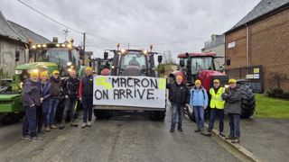 Des tracteurs se sont rassemblés partout en Région parisienne mais ils ont été bloqués avant de pouvoir approcher la capitale. Des tracteurs se sont rassemblés partout en Région parisienne mais ils ont été bloqués avant de pouvoir approcher la capitale.