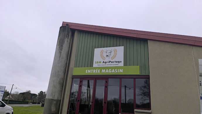 SBM AgriPartage a ouvert un nouveau site à Saint-Benoît-du-Sault (Indre), avec un magasin de 250 m² pour particuliers et professionnels.