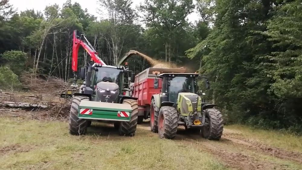 Une déchiqueteuse de la Cuma vient sur la ferme pour produire chaque année entre 500 et 800 m3 de plaquettes.
