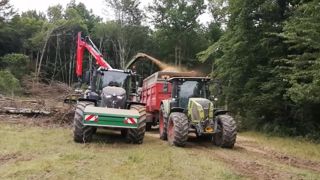 Une déchiqueteuse de la Cuma vient sur la ferme pour produire chaque année entre 500 et 800 m3 de plaquettes. Une déchiqueteuse de la Cuma vient sur la ferme pour produire chaque année entre 500 et 800 m3 de plaquettes.