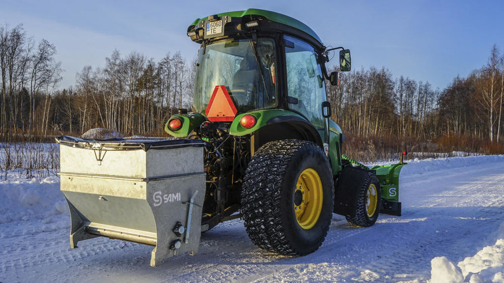 Épandeur de sel ST pour tracteur compact.