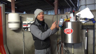Christophe Labasse, conseiller robot et électro-géobiologue au sein du service Egeo de Seenovia, est en intervention à la ferme de Yohann Brochard, éleveur laitier dans les Mauges (49). Christophe Labasse, conseiller robot et électro-géobiologue au sein du service Egeo de Seenovia, est en intervention à la ferme de Yohann Brochard, éleveur laitier dans les Mauges (49).