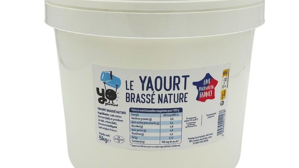 Le yaourt brassé de YéO frais en seau de 5 kg offre une texture onctueuse et douce.