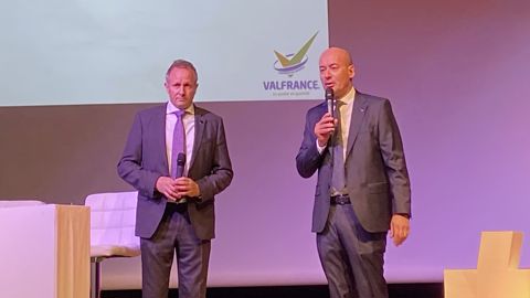 Laurent Vittoz (à g.) et Christophe Grison, respectivement directeur général et président de Valfrance, lors de l'assemblée générale de la coopérative, jeudi 9 janvier, à Meaux (Seine-et-Marne).