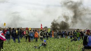 Deux militants des Soulèvements de la Terre présents lors des manifestations de Sainte-Soline ont été acquittés par le tribunal correctionnel de Paris ce vendredi 17 janvier 2025. Deux militants des Soulèvements de la Terre présents lors des manifestations de Sainte-Soline ont été acquittés par le tribunal correctionnel de Paris ce vendredi 17 janvier 2025.