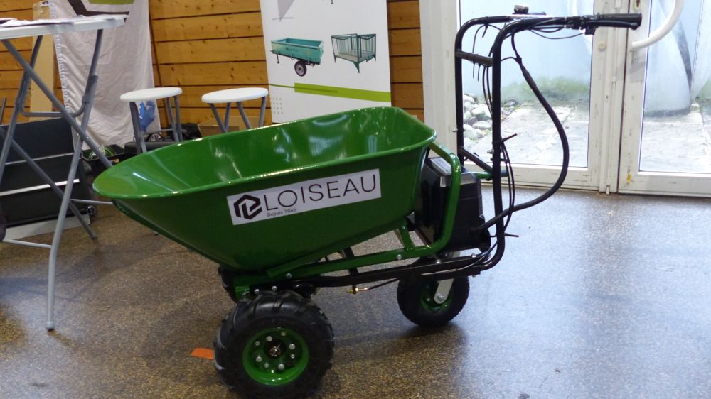 Une brouette à assistance électrique Loiseau, ici un modèle à trois roues.