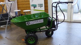 Une brouette à assistance électrique Loiseau, ici un modèle à trois roues.