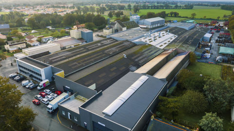 L'usine des Landes-Génusson (Vendée) fabrique des outils de travail du sol et de désherbage mécaniques pour les marques Kverneland et Kubota. L'usine des Landes-Génusson (Vendée) fabrique des outils de travail du sol et de désherbage mécaniques pour les marques Kverneland et Kubota.