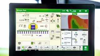 Le prix des licences est adapté à l'utilisation : guidage ou agriculture de précision. Le prix des licences est adapté à l'utilisation : guidage ou agriculture de précision.
