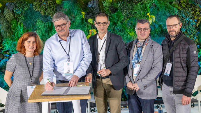 De gauche à droite : Claire Marsal Gueze, directrice RSE et communication corporate de Nutrition & Santé, Michel Vernet, DG d’Agribio Union, David Saladin, directeur des achats et supply chain de Nutrition & Santé, Denis Mousteau, directeur collecte et commercialisation de Val de Gascogne, et Cyril Duffaut, adhérent de Val de Gascogne.