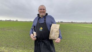 Bertrand Coustenoble cultive 10 ha d’orge de printemps (variété RGT Planet) qu’il transforme en bière fermière vendue en circuit court. Il a aussi créé un atelier de fabrication de pâtes à base de blé dur. Bertrand Coustenoble cultive 10 ha d’orge de printemps (variété RGT Planet) qu’il transforme en bière fermière vendue en circuit court. Il a aussi créé un atelier de fabrication de pâtes à base de blé dur.