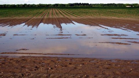 Les excès de pluies provoquent des risques d'inondation en France. Les excès de pluies provoquent des risques d'inondation en France.