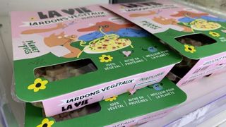 Le Conseil d’État annule deux décrets interdisant de nommer les produits comportant des protéines végétales par des termes de boucherie, de charcuterie et de poissonnerie. Le Conseil d’État annule deux décrets interdisant de nommer les produits comportant des protéines végétales par des termes de boucherie, de charcuterie et de poissonnerie.