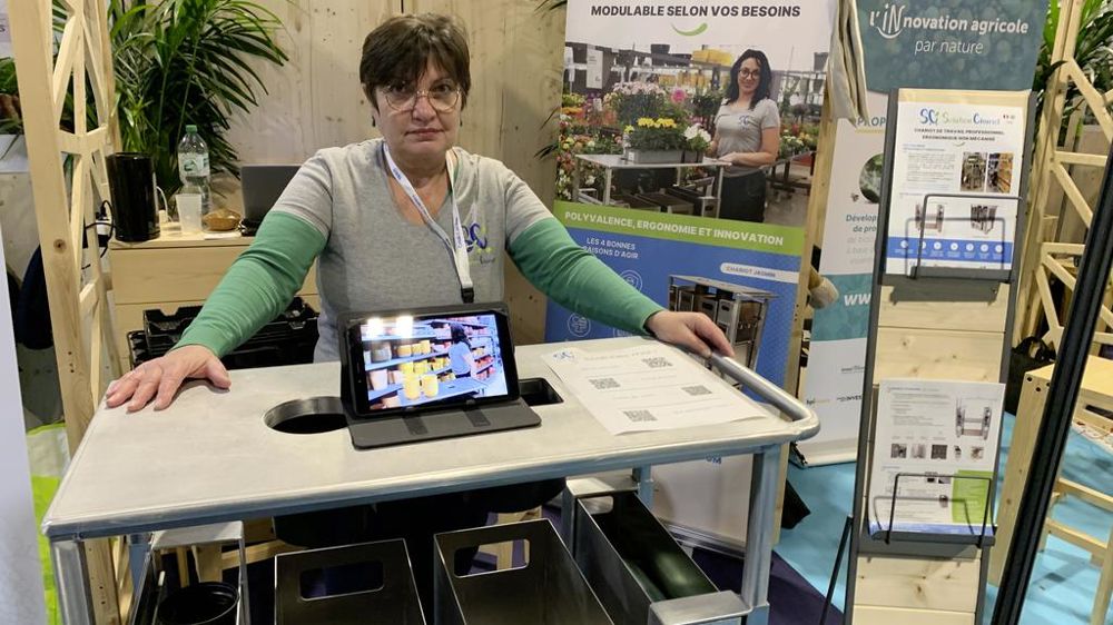 Pendant le dernier salon Sival, Isabelle Nicolas présente son chariot de travail ergonomique Jasmin. Pendant le dernier salon Sival, Isabelle Nicolas présente son chariot de travail ergonomique Jasmin.
