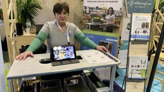 Pendant le dernier salon Sival, Isabelle Nicolas présente son chariot de travail ergonomique Jasmin. Pendant le dernier salon Sival, Isabelle Nicolas présente son chariot de travail ergonomique Jasmin.