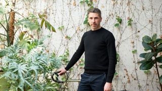 Damien Butin, auteur du livre « Pour une ville verte et durable » : « Le concept de ville durable désigne une ville qui cherche, en application des principes du développement durable, à prendre en compte dans ses aménagements et son fonctionnement les enjeux économiques, sociaux, et environnementaux ». Damien Butin, auteur du livre « Pour une ville verte et durable » : « Le concept de ville durable désigne une ville qui cherche, en application des principes du développement durable, à prendre en compte dans ses aménagements et son fonctionnement les enjeux économiques, sociaux, et environnementaux ».