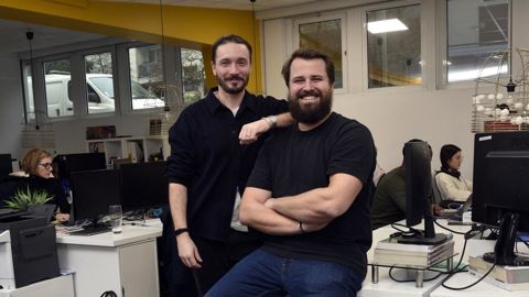 Paolin Pascot (à g.) et Clément Le Fournis, cofondateurs d'Agryco, poursuivent leur objectif de devenir « un acteur mondial de l’AgTech » en ajoutant une nouvelle corde à leur arc : Farmitoo.