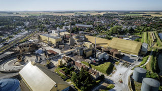 La partie minoritaire (37 %) étant détenue par Tereos. L'entreprise Lesaffre reste donc une entité à part entière, au moins pour la campagne 2025, ce qui signifie que les contrats signés pour cette campagne avec les planteurs ne changeront pas.
Cette opération est soumise à l'approbation des autorités compétentes, attendue d'ici deux à six mois La partie minoritaire (37 %) étant détenue par Tereos. L'entreprise Lesaffre reste donc une entité à part entière, au moins pour la campagne 2025, ce qui signifie que les contrats signés pour cette campagne avec les planteurs ne changeront pas.
Cette opération est soumise à l'approbation des autorités compétentes, attendue d'ici deux à six mois