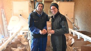 Depuis quatre mois, Coralie et Guillaume Sebire transforment du blé à la ferme dans le cadre d’un contrat de sept ans avec un boulanger. Depuis quatre mois, Coralie et Guillaume Sebire transforment du blé à la ferme dans le cadre d’un contrat de sept ans avec un boulanger.