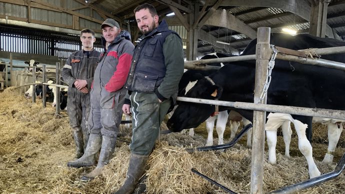 Augmenter. Le 1er septembre, Alban Fontaine (à droite) sera associé de ses parents Didier (au centre) et Sophie. Ils projettent la construction d’une stabulation de 140 logettes et d’une aire paillée pour les vaches en début de lactation. Le bâtiment actuel est devenu obsolète pour 95 vaches traites. Ils constituent dans ce but des stocks de maïs-ensilage. Deux salariés, dont Jérémy Blanche (à gauche), les secondent.